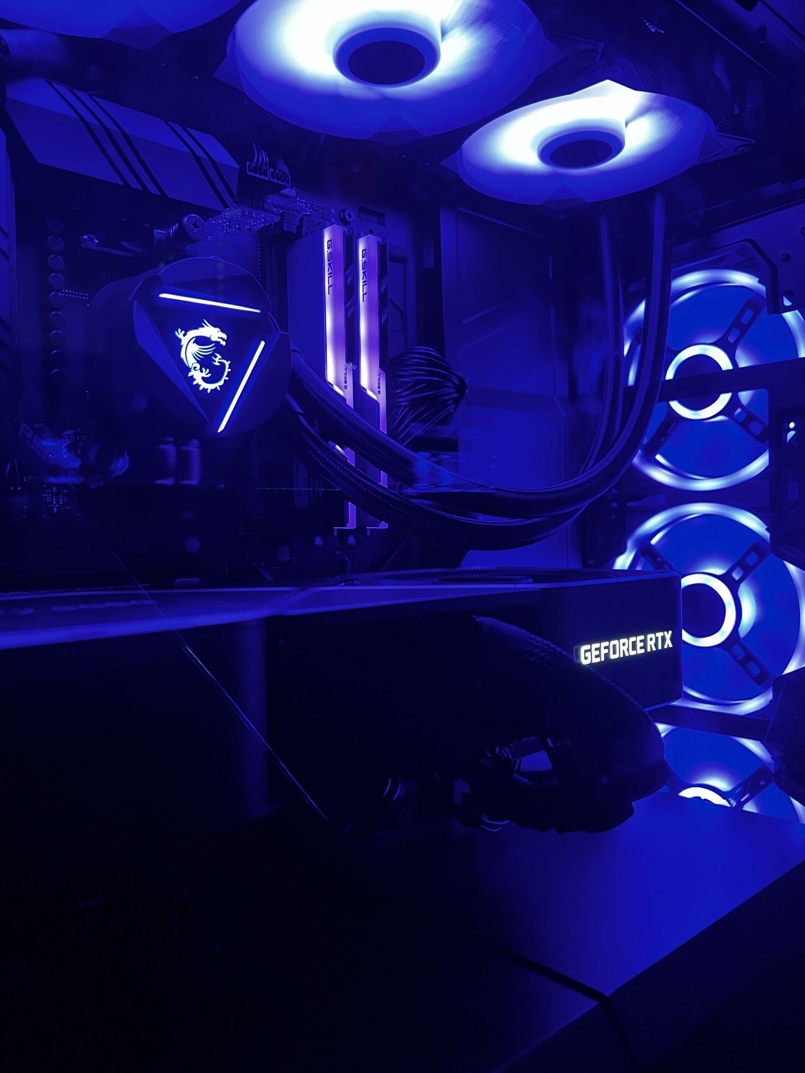 Intérieur d'un PC nettoyé en atelier, éclairage bleu