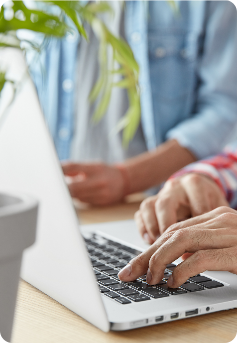 Personne utilisant un ordinateur portable lors d'une séance d'aide informatique à domicile